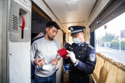 二连浩特口岸年进出境人数首次突破100万大关